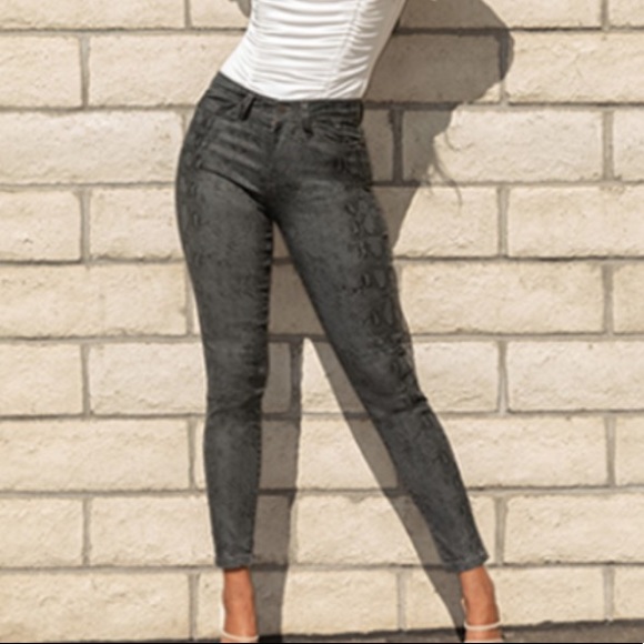 YMI NWT❗️High Rise Skinny Snake Print Jeans